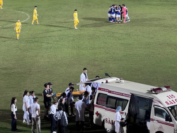 CLB nữ TP.HCM vào tứ kết châu Á, cầu thủ Singapore bất ngờ ngã quỵ phải đi cấp cứu