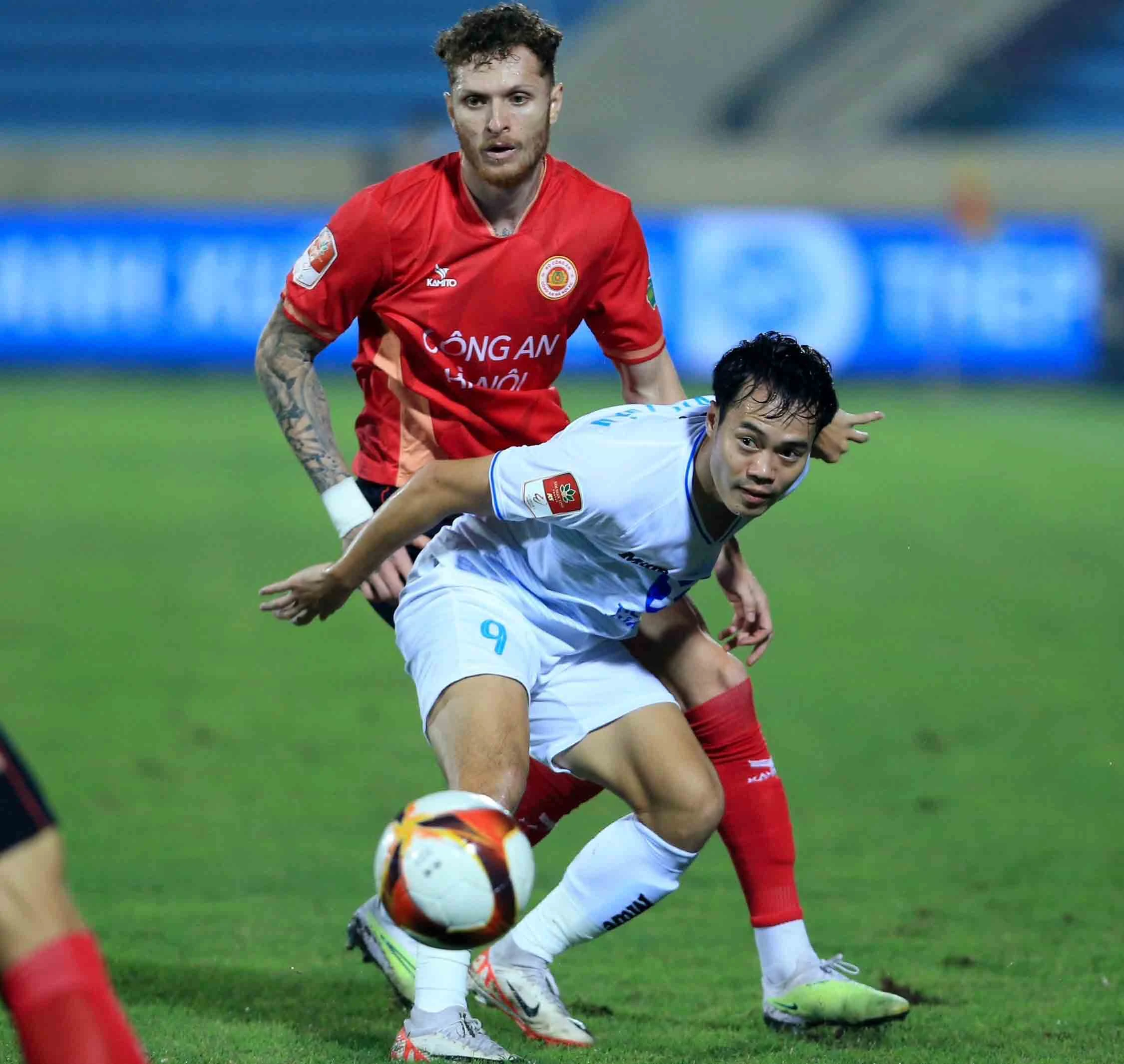 Cạnh tranh quyết liệt tốp đầu V-League