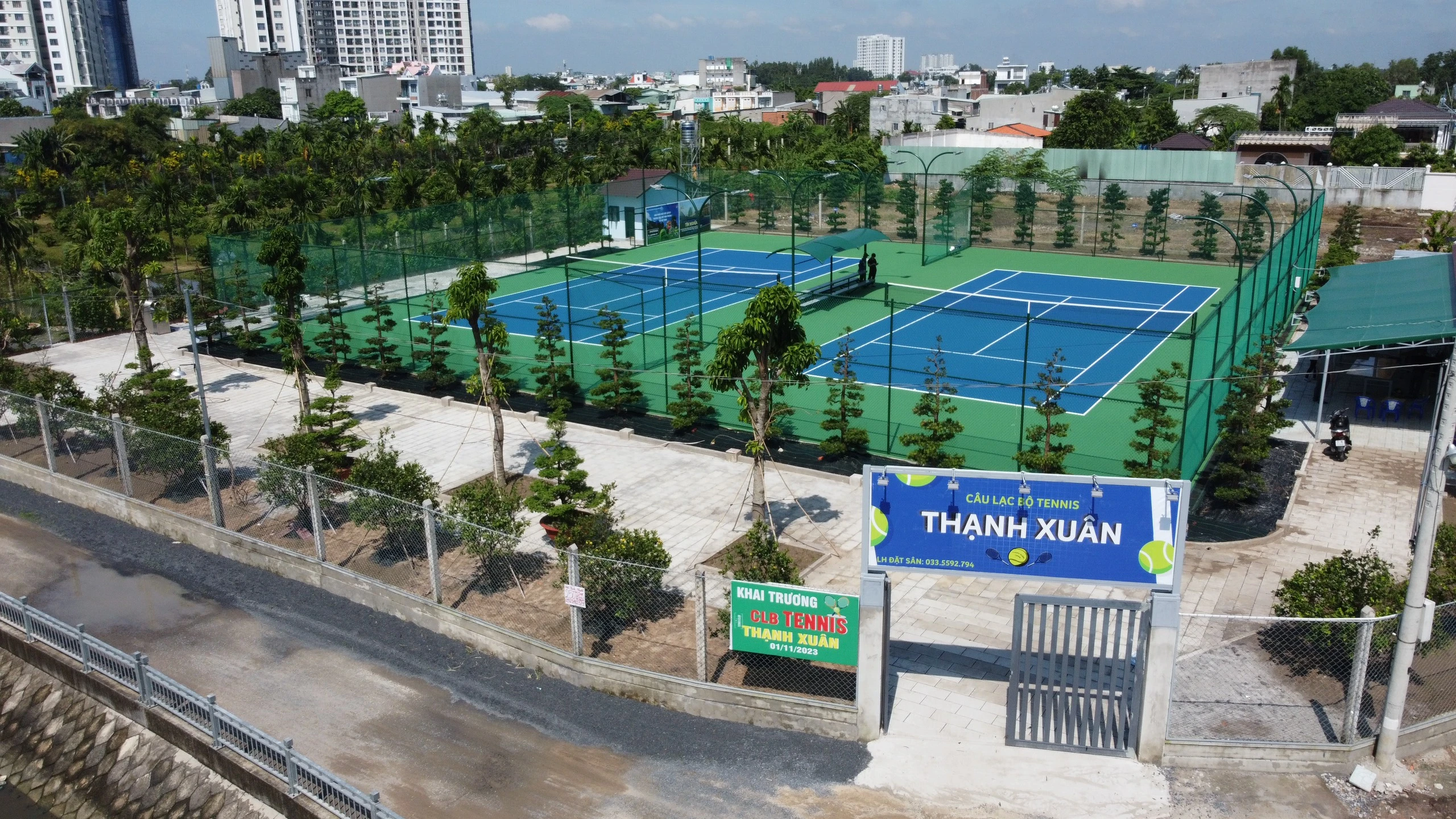 Cậu bé nhặt banh tennis đến ông chủ làm sân pickleball