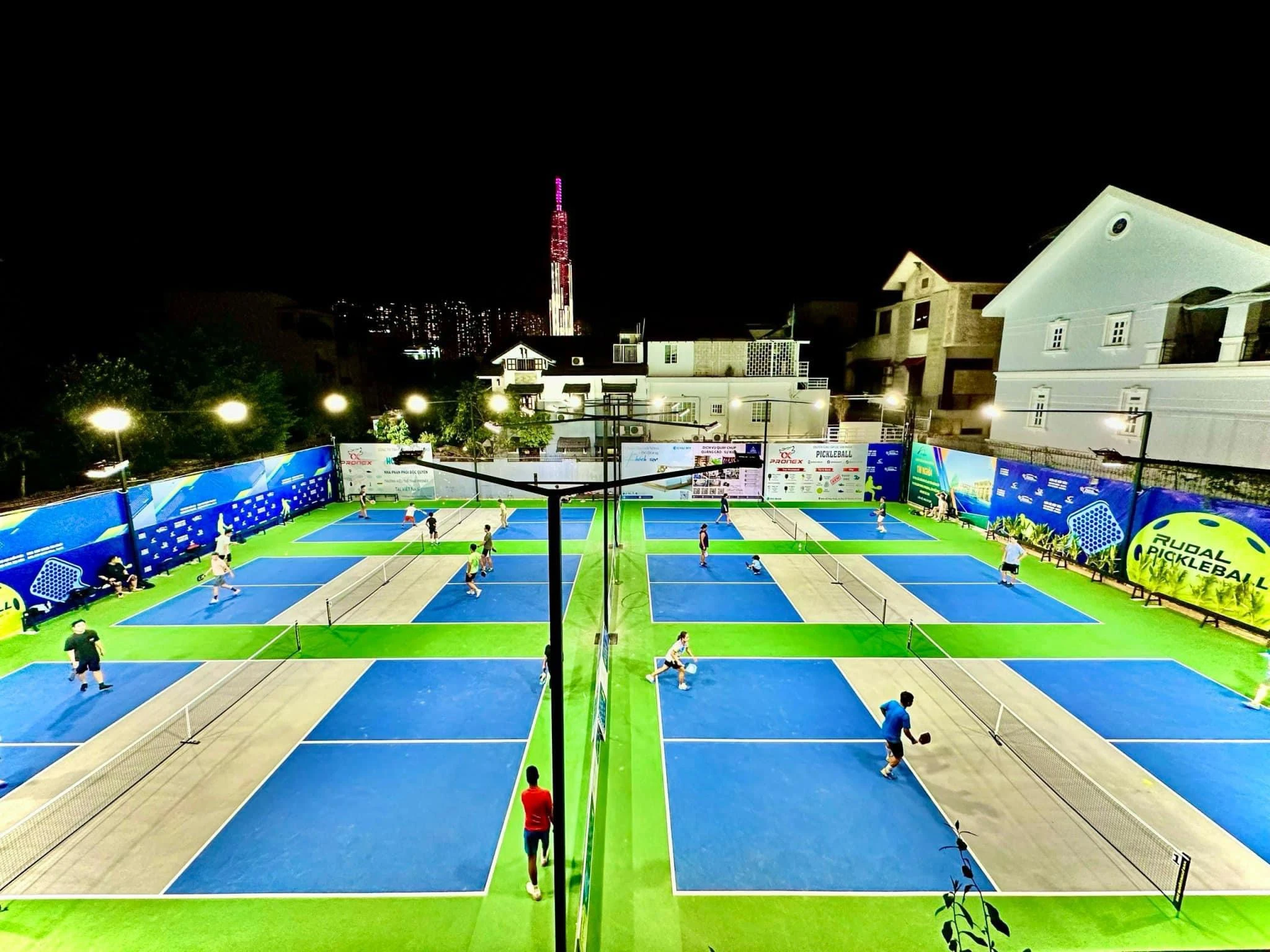 Cậu bé nhặt banh tennis đến ông chủ làm sân pickleball