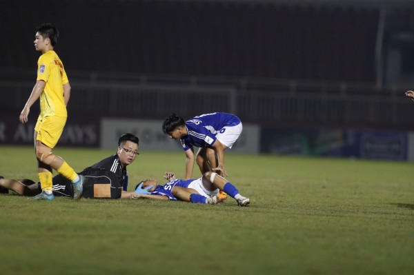 Cầu thủ Singapore bất tỉnh trong trận gặp CLB nữ TP.HCM: Đã tỉnh táo, không nguy hiểm tính mạng