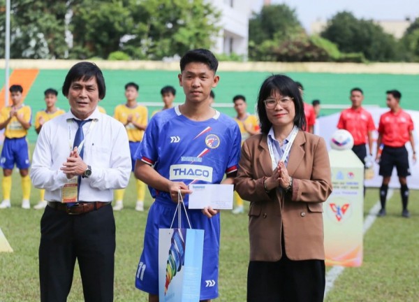 Cầu thủ nói lời xúc động tới người mẹ kính yêu, nhận quà trên sân Quân khu 5