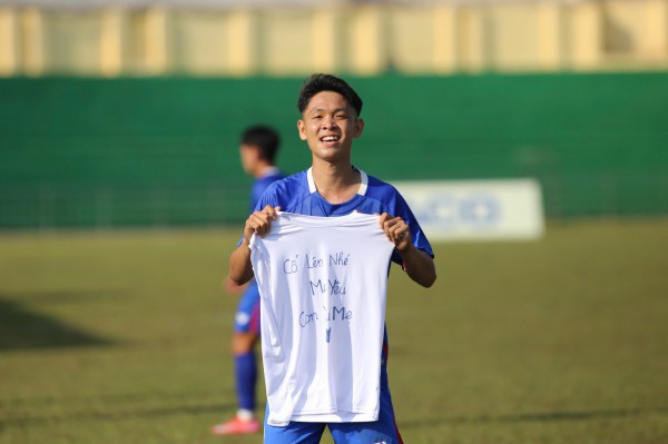 Cầu thủ nói lời xúc động tới người mẹ kính yêu, nhận quà trên sân Quân khu 5