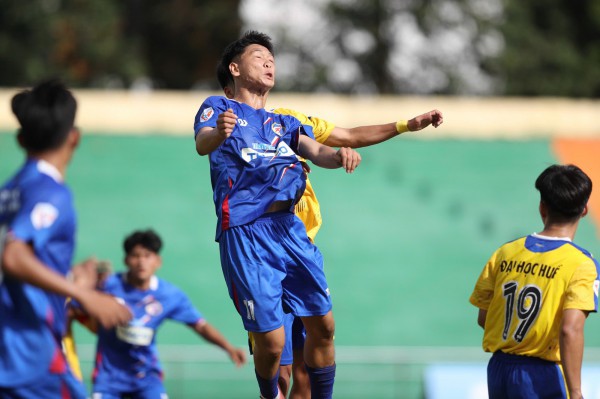 Cầu thủ nói lời xúc động tới người mẹ kính yêu, nhận quà trên sân Quân khu 5