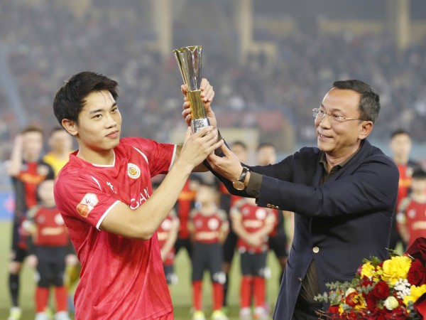 Chủ tịch VFF trao Cúp vua phá lưới châu Á cho Đình Bắc tại Hàng Đẫy: Thành quả để đời