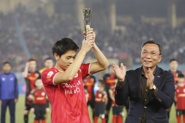 Chủ tịch VFF trao Cúp vua phá lưới châu Á cho Đình Bắc tại Hàng Đẫy: Thành quả để đời