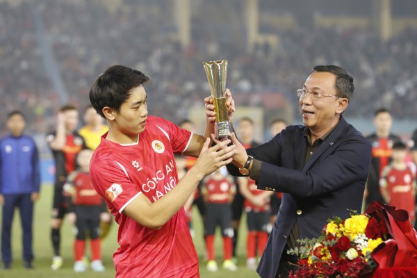Chủ tịch VFF trao Cúp vua phá lưới châu Á cho Đình Bắc tại Hàng Đẫy: Thành quả để đời