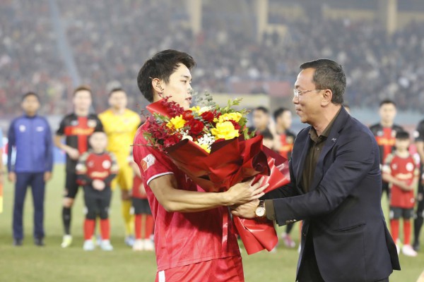 Chủ tịch VFF trao Cúp vua phá lưới châu Á cho Đình Bắc tại Hàng Đẫy: Thành quả để đời