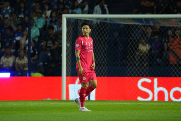 ”Cơn lốc đường biên” Đoàn Văn Hậu trở lại, báo Indonesia và HLV Polking ca ngợi hết lời