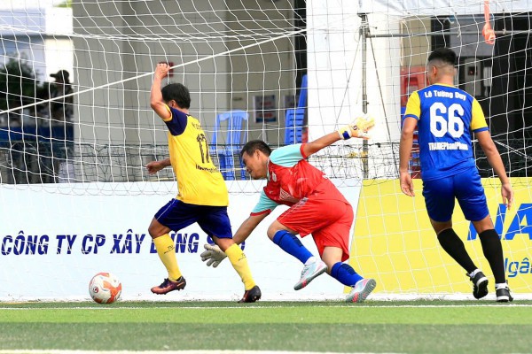 Công Nhậm lập hat-trick, Minh Công Nhậm lập hat-trick, Minh
