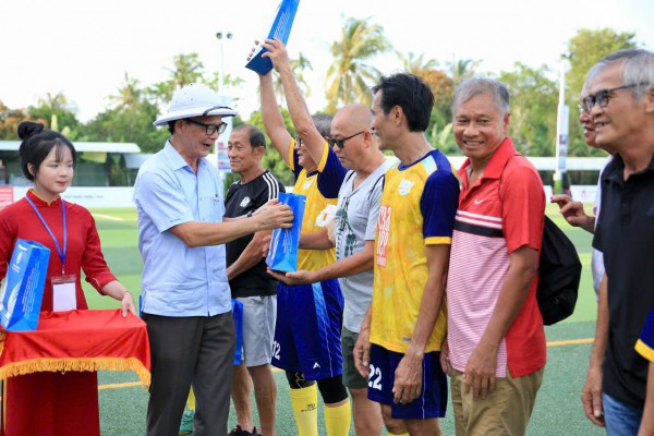 Công Nhậm lập hat-trick, Minh Công Nhậm lập hat-trick, Minh