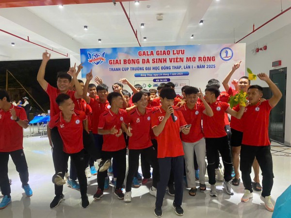 Công Nhậm lập hat-trick, Minh Công Nhậm lập hat-trick, Minh
