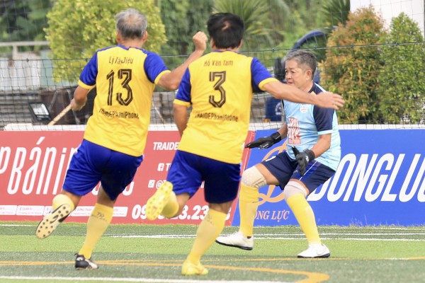 Công Nhậm lập hat-trick, Minh Công Nhậm lập hat-trick, Minh