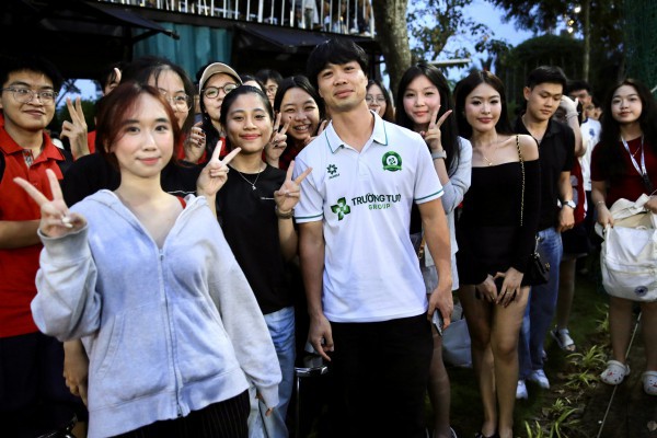 Công Phượng, Xuân Trường và Minh Vương lan tỏa cảm xúc mạnh mẽ ở giải sinh viên UEH