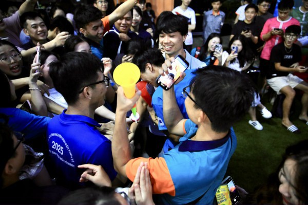 Công Phượng, Xuân Trường và Minh Vương lan tỏa cảm xúc mạnh mẽ ở giải sinh viên UEH