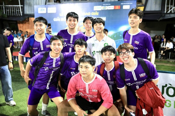 Công Phượng, Xuân Trường và Minh Vương lan tỏa cảm xúc mạnh mẽ ở giải sinh viên UEH