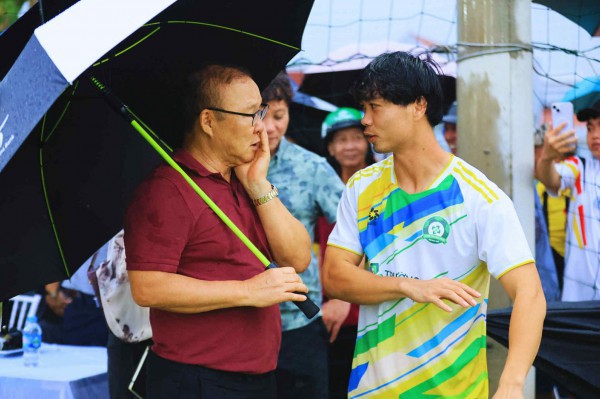 Công Phượng hội ngộ HLV Park Hang-seo