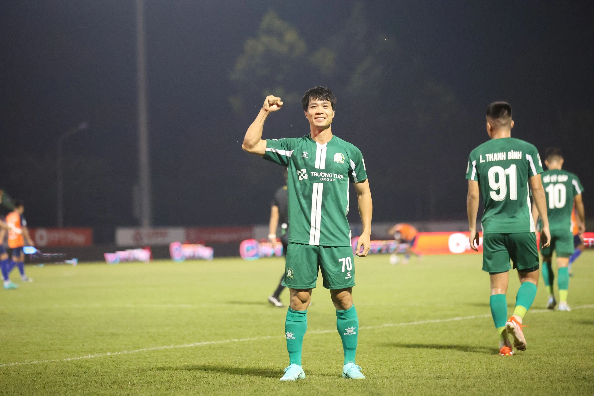Công Phượng tái xuất cực đỉnh, Bình Phước nạp đầy nhiên liệu: Đua quyết liệt suất thăng hạng Công Phượng tái xuất cực đỉnh, Bình Phước nạp đầy nhiên liệu: Đua quyết liệt suất thăng hạng