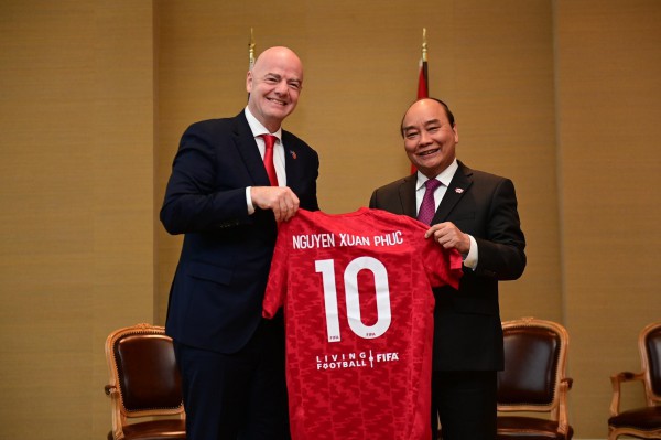 Gặp gỡ Chủ tịch nước Nguyễn Xuân Phúc tại Thụy Sỹ, Chủ tịch FIFA nói điều ấm lòng