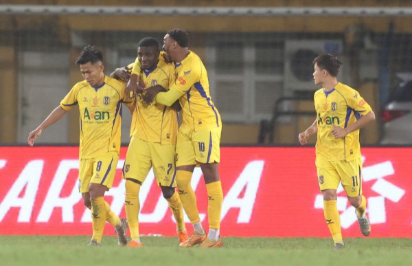 HAGL và nhóm đua trụ hạng hồi sinh rực lửa, V-League đáng xem hơn nhiều