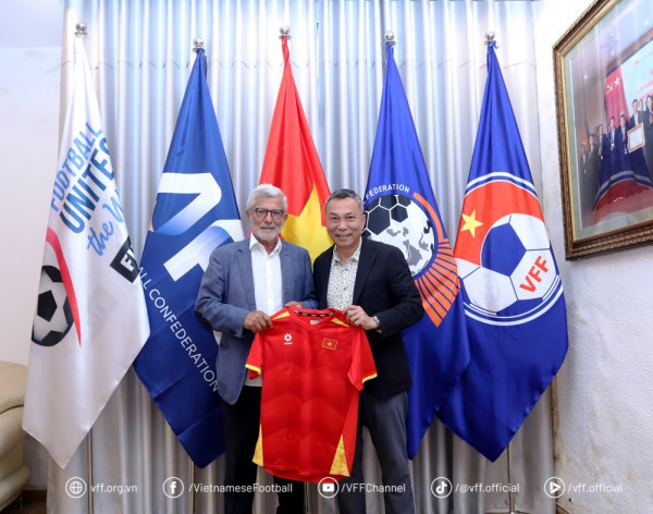 HLV Calisto bất ngờ quay lại Việt Nam, có cuộc làm việc rất quan trọng cùng Chủ tịch VFF