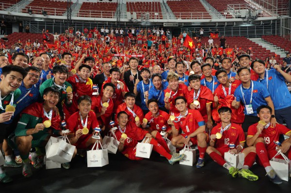 HLV Kim Sang-sik được trao tặng Bằng khen của Thủ tướng, tiếp tục nhận đề xuất về phần thưởng đặc biệt