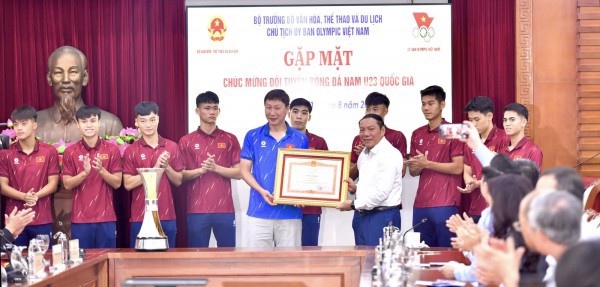 HLV Kim Sang-sik và U.23 Việt Nam được trao tặng Bằng khen của Thủ tướng, Bộ trưởng nói lời xúc động