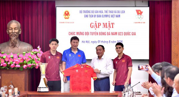 HLV Kim Sang-sik và U.23 Việt Nam được trao tặng Bằng khen của Thủ tướng, Bộ trưởng nói lời xúc động