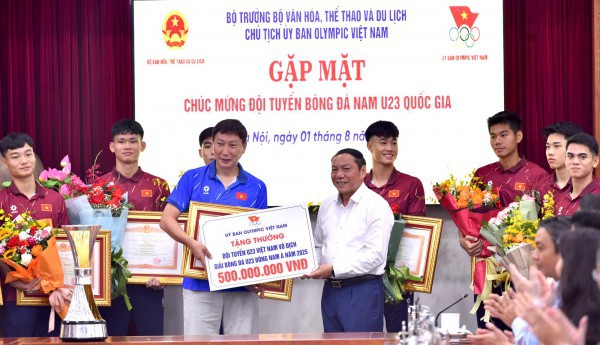 HLV Kim Sang-sik và U.23 Việt Nam được trao tặng Bằng khen của Thủ tướng, Bộ trưởng nói lời xúc động