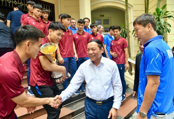 HLV Kim Sang-sik và U.23 Việt Nam được trao tặng Bằng khen của Thủ tướng, Bộ trưởng nói lời xúc động