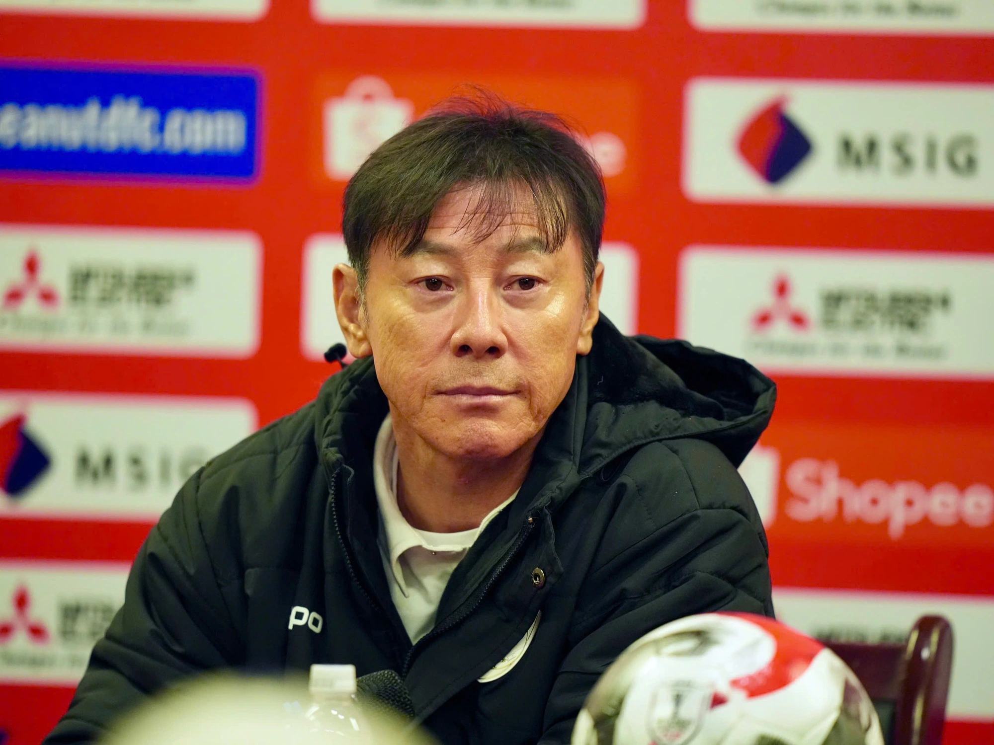 HLV Shin Tae-yong chúc mừng ông Kim, rồi trách cả... đường bay: ‘Tôi còn mệt nữa là’ HLV Shin Tae-yong chúc mừng ông Kim, rồi trách cả... đường bay: ‘Tôi còn mệt nữa là’