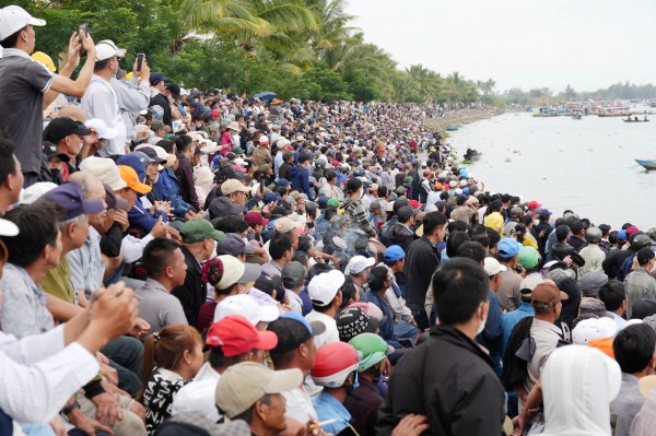 Hàng nghìn người dân chen chân, cổ vũ cuồng nhiệt giải đua thuyền trên sông Thu Bồn