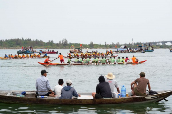 Hàng nghìn người dân chen chân, cổ vũ cuồng nhiệt giải đua thuyền trên sông Thu Bồn