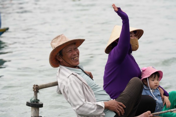 Hàng nghìn người dân chen chân, cổ vũ cuồng nhiệt giải đua thuyền trên sông Thu Bồn