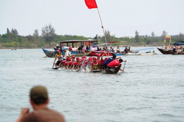 Hàng nghìn người dân chen chân, cổ vũ cuồng nhiệt giải đua thuyền trên sông Thu Bồn