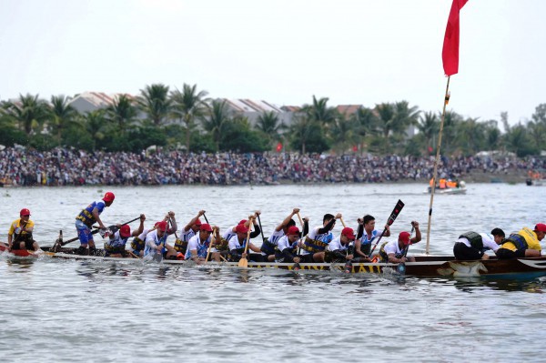 Hàng nghìn người dân chen chân, cổ vũ cuồng nhiệt giải đua thuyền trên sông Thu Bồn