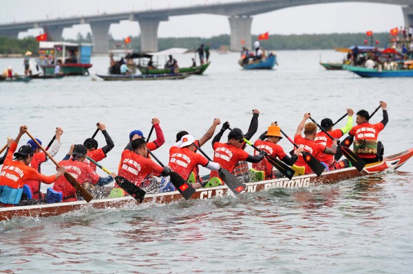 Hàng nghìn người dân chen chân, cổ vũ cuồng nhiệt giải đua thuyền trên sông Thu Bồn