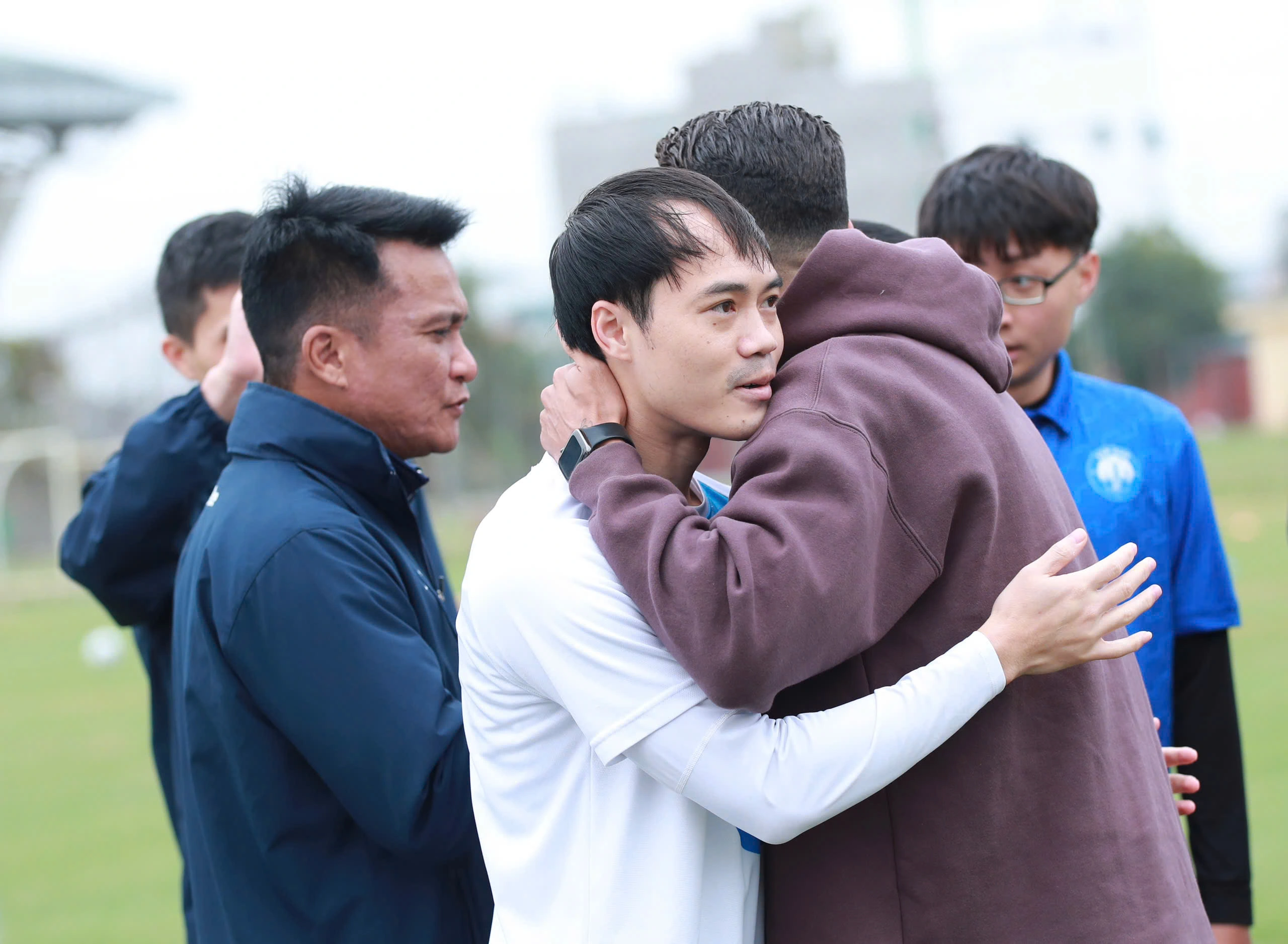 Hendrio ôm tạm biệt từng đồng đội, chia tay CLB Nam Định trong êm đẹp Hendrio ôm tạm biệt từng đồng đội, chia tay CLB Nam Định trong êm đẹp