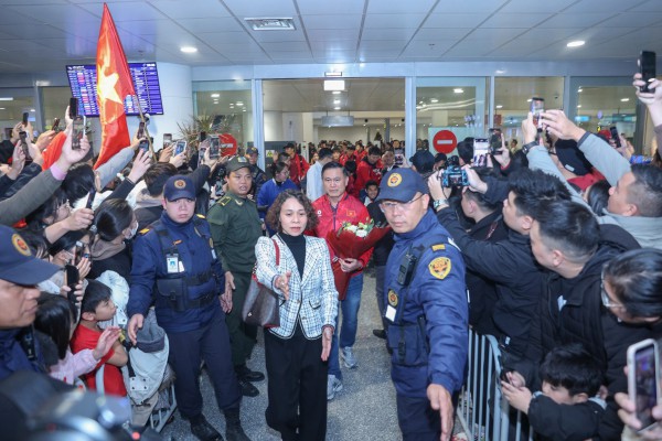 Hiểu Minh nhận hoa trên xe lăn, U.23 Việt Nam được 