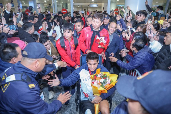 Hiểu Minh nhận hoa trên xe lăn, U.23 Việt Nam được 