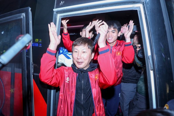 Hiểu Minh nhận hoa trên xe lăn, U.23 Việt Nam được 