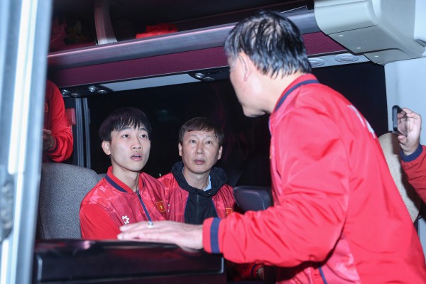 Hiểu Minh nhận hoa trên xe lăn, U.23 Việt Nam được 