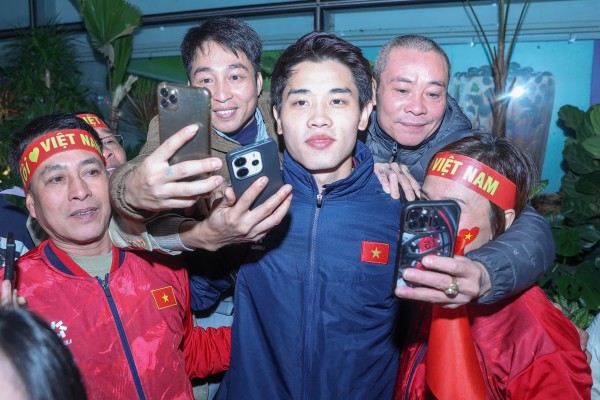 Hiểu Minh nhận hoa trên xe lăn, U.23 Việt Nam được 