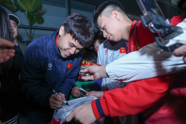 Hiểu Minh nhận hoa trên xe lăn, U.23 Việt Nam được 