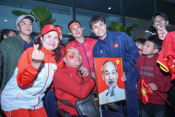 Hiểu Minh nhận hoa trên xe lăn, U.23 Việt Nam được 