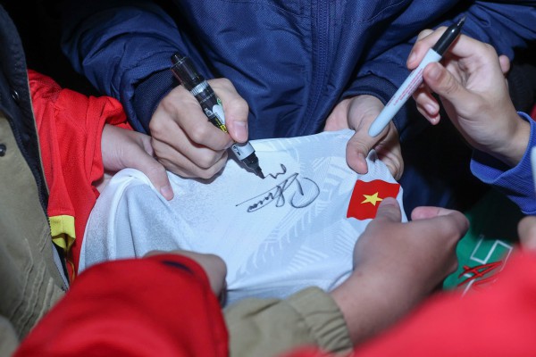 Hiểu Minh nhận hoa trên xe lăn, U.23 Việt Nam được 