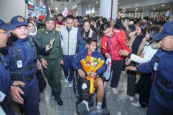 Hiểu Minh nhận hoa trên xe lăn, U.23 Việt Nam được 