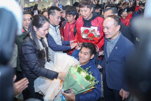 Hiểu Minh nhận hoa trên xe lăn, U.23 Việt Nam được 