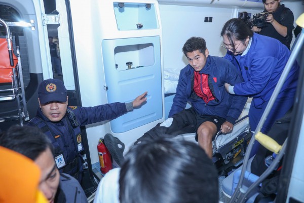 Hiểu Minh nhận hoa trên xe lăn, U.23 Việt Nam được 