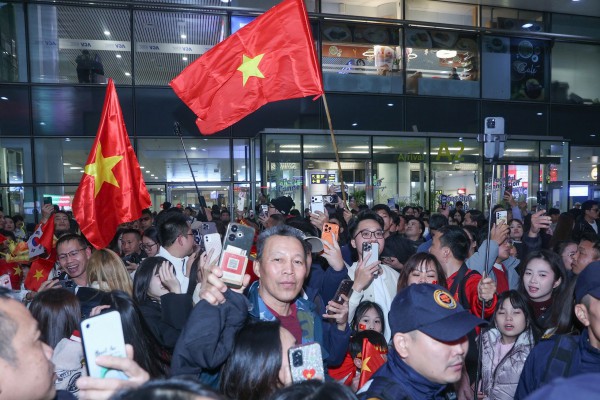 Hiểu Minh nhận hoa trên xe lăn, U.23 Việt Nam được 